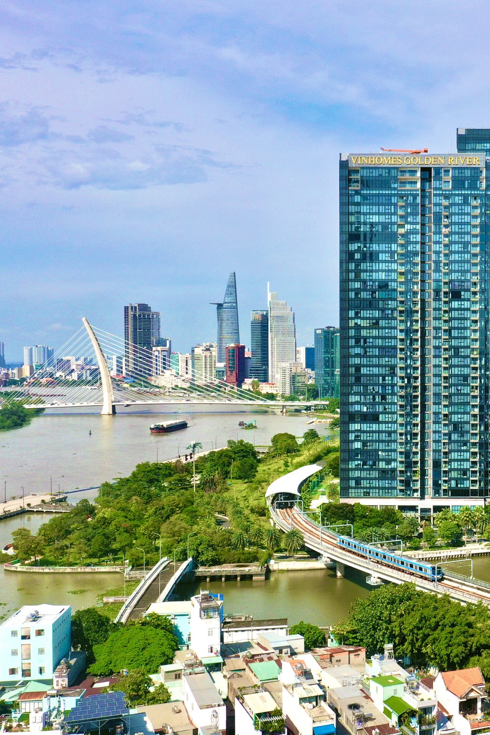 Metro số 1 (Bến Thành - Suối Tiên) đoạn qua ga Ba Son, phường Sài Gòn, TPHCM. Ảnh: HOÀNG HÙNG k3d.jpg