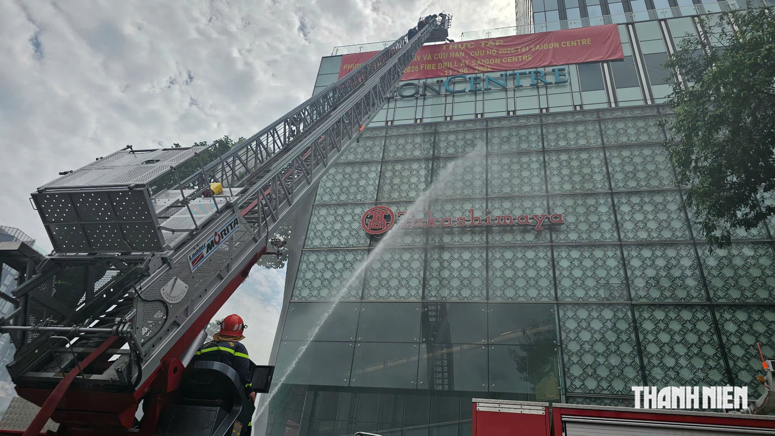 Huy động 3.000 người thực tập phương án chữa cháy tại tòa nhà Saigon Centre - Ảnh 4.