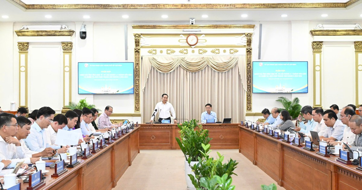 Mang hộ chiếu di sản thăm 3 bảo tàng, ăn một tô phở và nhận một phần quà