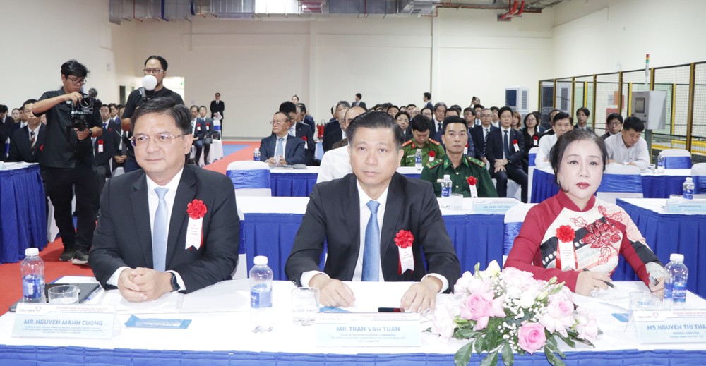 Lãnh đạo TPHCM và các đại biểu tham dự lễ khánh thành. Ảnh: QUANG VŨ nha may silicon 1.JPG