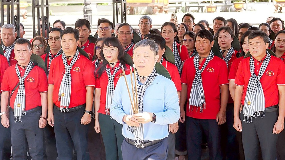 Trưởng Ban Tuyên giáo và Dân vận Thành ủy TPHCM Dương Anh Đức cùng đoàn đại biểu dâng hương tưởng niệm tại Nghĩa trang Liệt sĩ Quốc gia Đường 9. Ảnh: HOÀNG HÙNG M6d.jpg
