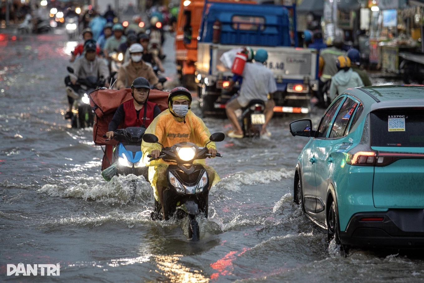 Cảnh báo triều cường gây ngập tại TPHCM | Báo Dân trí