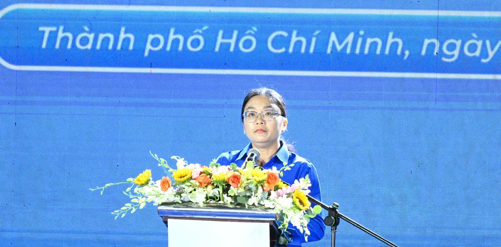 Phó Bí thư Thường trực Thành đoàn TPHCM Hồ Thị Ánh Tuyết phát biểu tại buổi lễ. Ảnh: VIỆT DŨNG 1786884620247_414535983303502753_414535983303502753_1b25fc7d2bd7d9fdf97501de50445d28.jpg