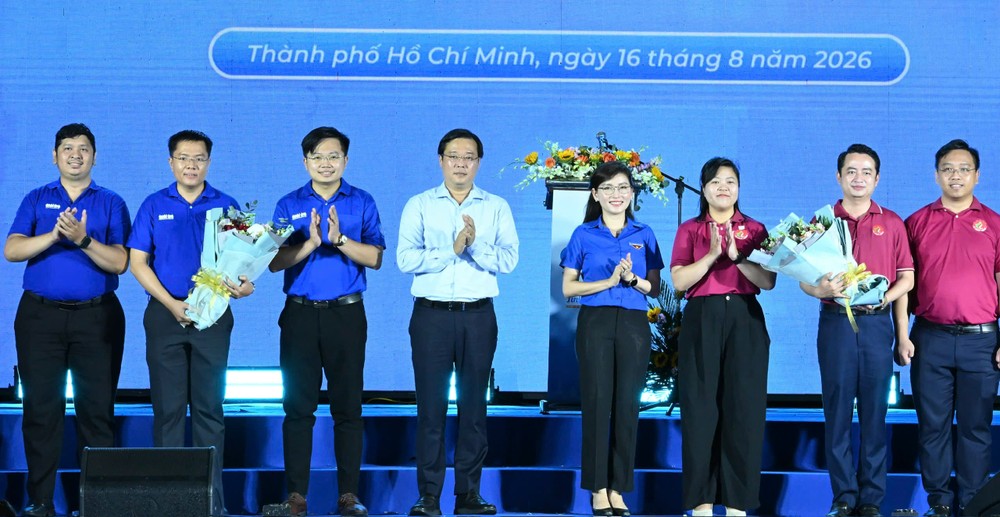 Đồng chí Lê Quốc Phong và đồng chí Hồ Hồng Nguyên tặng hoa chúc mừng Ban Chỉ huy các chương trình, chiến dịch tình nguyện hè năm 2026. Ảnh: VIỆT DŨNG 1786884620289_414535983303502753_414535983303502753_3dfea5ac177d3f3fcd2d4fe4fe454934.jpg