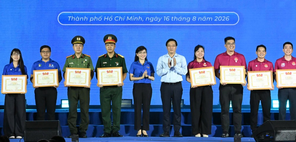 Đồng chí Lê Quốc Phong và đồng chí Hồ Hồng Nguyên trao Bằng khen của Trung ương Đoàn đến các tập thể, cá nhân. Ảnh: VIỆT DŨNG 1786884620328_414535983303502753_414535983303502753_ca8942ee82c100b83af9c124dc37d639.jpg