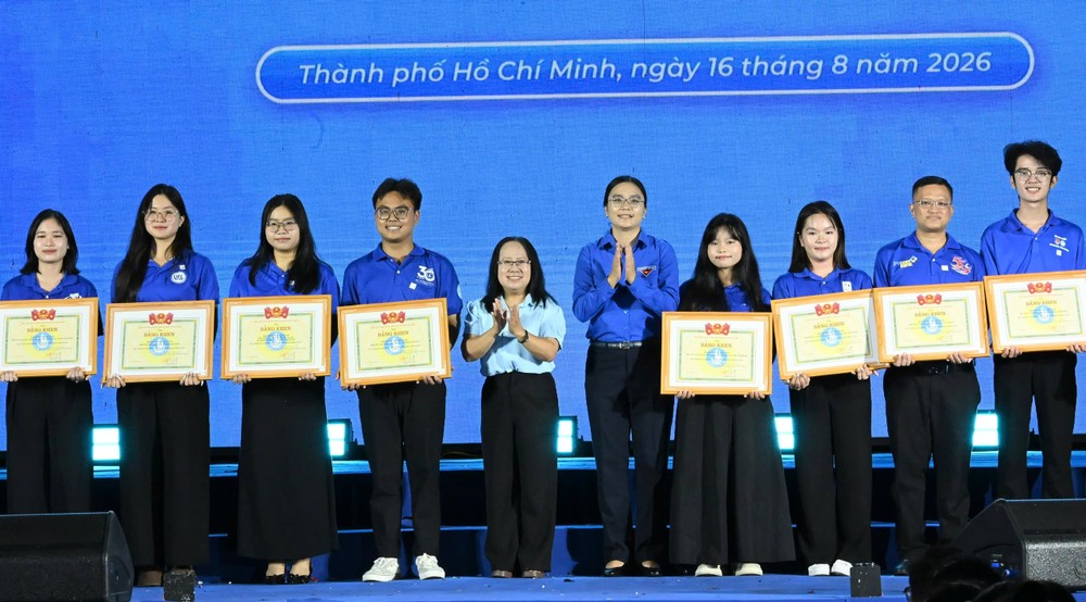 Đồng chí Hồ Thị Ánh Tuyết cùng đồng chí Đinh Thị Thanh Thủy trao Bằng khen của Trung ương Hội LHTN Việt Nam và Trung ương Hội Sinh viên Việt Nam đến các tập thể. Ảnh: VIỆT DŨNG 1786884620346_414535983303502753_414535983303502753_e444bdffbb05e6f7a100ef1c02d612ff.jpg