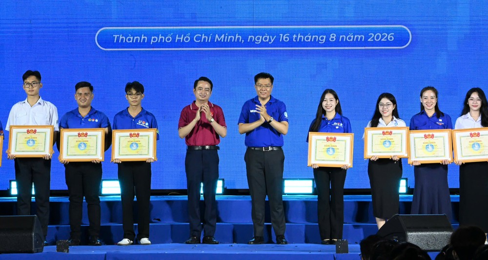 Chủ tịch Hội LHTN Việt Nam TPHCM Lê Tuấn Anh và Chủ tịch Hội Sinh viên Việt Nam TPHCM Nguyễn Đăng Khoa trao Bằng khen của Trung ương Hội LHTN Việt Nam và Trung ương Hội Sinh viên Việt Nam đến các cá nhân. Ảnh: VIỆT DŨNG 1786884620357_414535983303502753_414535983303502753_e6f7026cf4356b7dea0ba8b37c285c5e.jpg