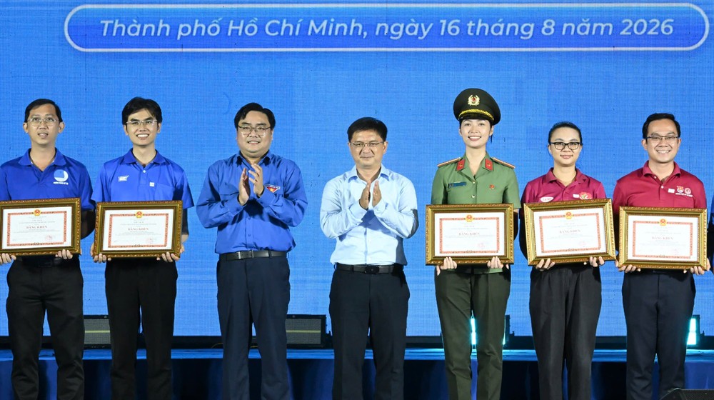 Đồng chí Nguyễn Mạnh Cường và đồng chí Ngô Minh Hải trao Bằng khen của Chủ tịch UBND TPHCM đến các tập thể, cá nhân. Ảnh: VIỆT DŨNG 1786884620368_414535983303502753_414535983303502753_8cac13d392b6ea7847c5873e89823178.jpg