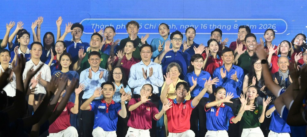 Lãnh đạo TPHCM cùng đại biểu và chiến sĩ tình nguyện tham dự lễ tổng kết. Ảnh: VIỆT DŨNG 1786884620379_414535983303502753_414535983303502753_d942880694036a9dfee28f2f8cc53296.jpg