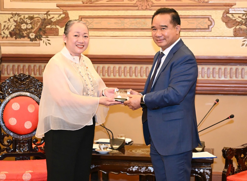 Chủ tịch UBND TPHCM Nguyễn Văn Được tặng quà lưu niệm Tổng Lãnh sự Philippines tại TPHCM Querobine Deapera Laccay. Ảnh: VIỆT DŨNG P1.jpg