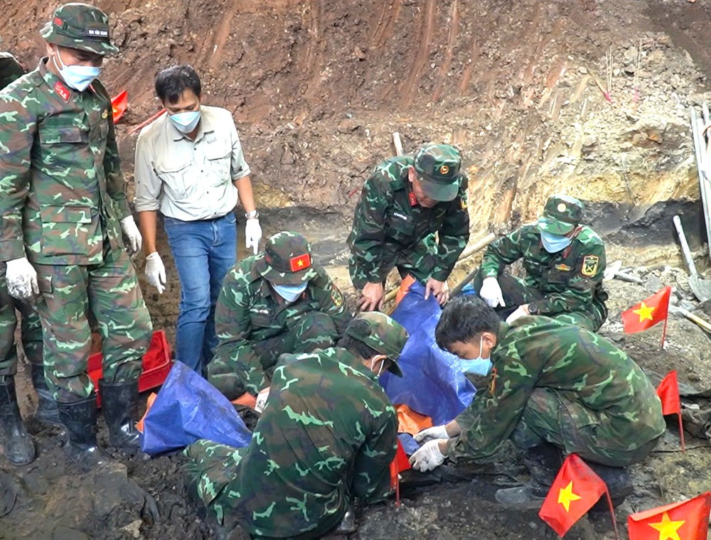 Tại khu A, vị trí dưới bia Tưởng niệm các Anh hùng Liệt sĩ trước đây ở Công viên Lê Thị Riêng, hiện đã được di dời đã tìm thấy thêm nhiều hài cốt liệt sĩ 1.jpg