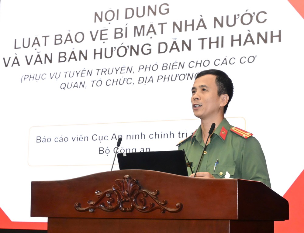 Trung tá Lê Quang Trung, Báo cáo viên pháp luật, Cục An ninh chính trị nội bộ, Bộ Công an, trình bày các quy định của Đảng, pháp luật của Nhà nước về công tác bảo vệ bí mật Nhà nước. Ảnh: VIỆT DŨNG 2aoboqsjrxfu4aesn4ccxnkb9ndaaifwvf2ymese7.jpg