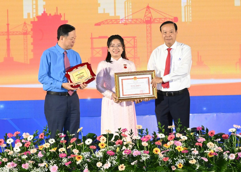 Phó Chủ tịch Thường trực HĐND TPHCM Nguyễn Văn Thọ chúc mừng nữ kỹ sư được vinh danh Giải thưởng Tôn Đức Thắng. Ảnh: VIỆT DŨNG Anh 3.jpg