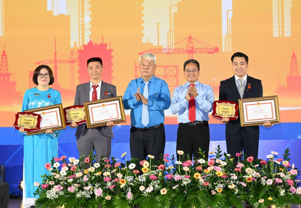 Cá nhân được trao Giải thưởng Tôn Đức Thắng. Ảnh: VIỆT DŨNG Anh 8.jpg