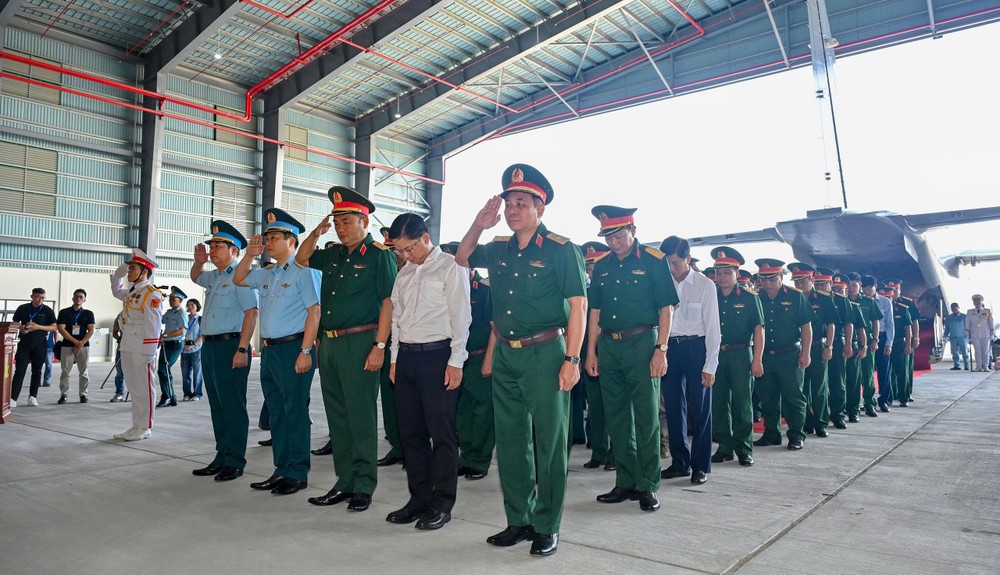 Các đại biểu dành phút mặc niệm tưởng nhớ các Anh hùng liệt sĩ. Ảnh: MẠNH THẮNG 1787280867803_5089444651203917330_5089444651203917330_0cd01c41b1005133fecc2e40c76d8332.jpg