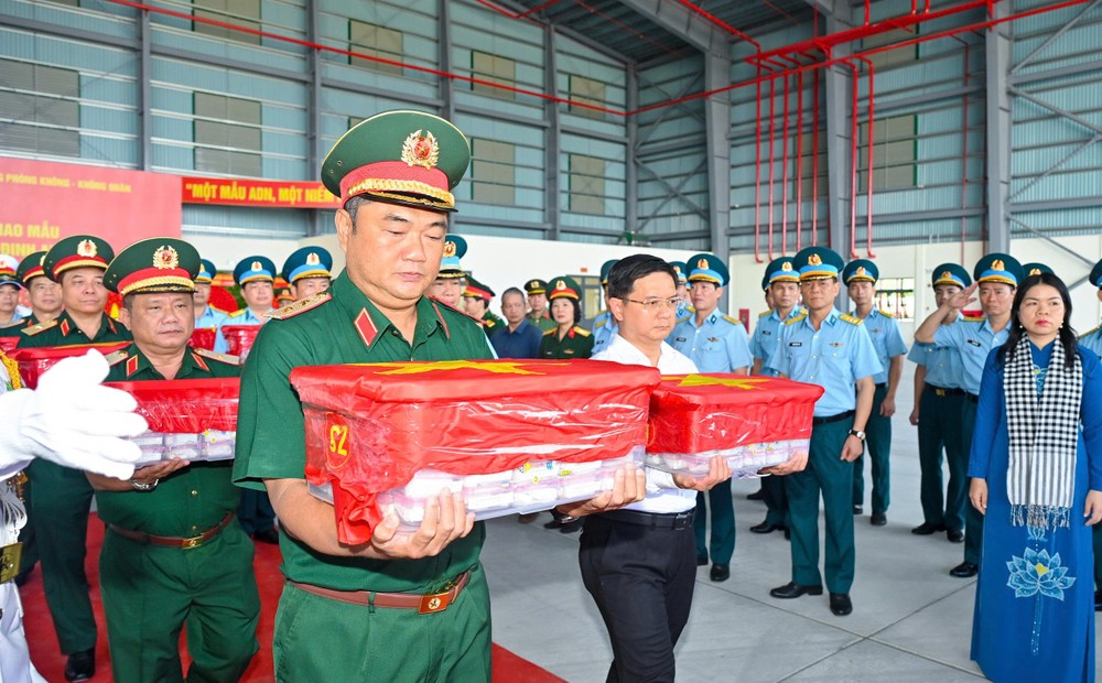 Trung tướng Lê Xuân Thế, Tư lệnh Quân khu 7 và Phó Chủ tịch UBND TPHCM Nguyễn Mạnh Cường cùng các đại biểu thực hiện nghi thức đưa mẫu hài cốt liệt sĩ lên máy bay. Ảnh: MẠNH THẮNG 1787280867806_5089444651203917330_5089444651203917330_870d8f980707e0fa446c5a5101b764ad.jpg