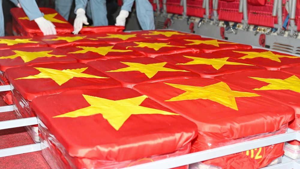 Cán bộ, chiến sĩ trang trọng đặt các mẫu hài cốt liệt sĩ lên máy bay. Ảnh: MẠNH THẮNG 1787280867808_5089444651203917330_5089444651203917330_f8729d6ca8f9b40ae605f0941ad36a66.jpg