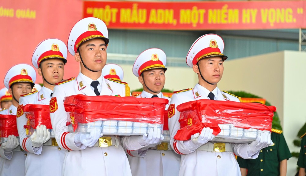 Các đội tiêu binh thực hiện nghi thức đưa các mẫu phẩm lên máy bay. Ảnh: MẠNH THẮNG 1787280867815_5089444651203917330_5089444651203917330_fde7fbb6ee037b2392338f47deb5ca22.jpg