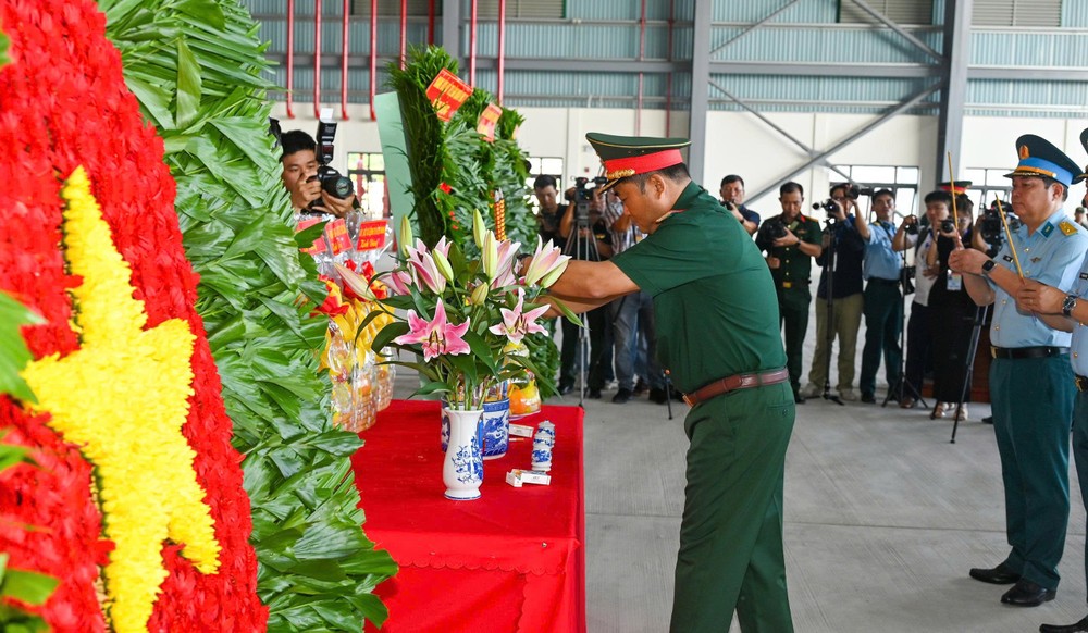 Trung tướng Lê Xuân Thế dâng hương tưởng niệm. Ảnh: MẠNH THẮNG 1787280867821_5089444651203917330_5089444651203917330_5b0d392da8e1de845b4b2d5d564afbff.jpg