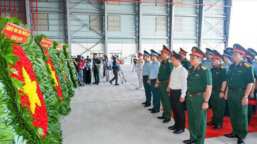 Các đại biểu dâng hoa, dâng hương tưởng niệm Anh hùng liệt sĩ trước khi máy bay cất cánh. Ảnh: MẠNH THẮNG 1787280867818_5089444651203917330_5089444651203917330_36ac41b9e5272c992cedd42ed00723e8.jpg