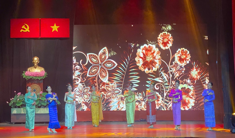 Một tiết mục văn nghệ do các nghệ sĩ Thái Lan biểu diễn tại buổi lễ 1787293457556_1568380069039052082_3461489639260061183_b98669f64e1d85f746400ec660bcef44.jpg
