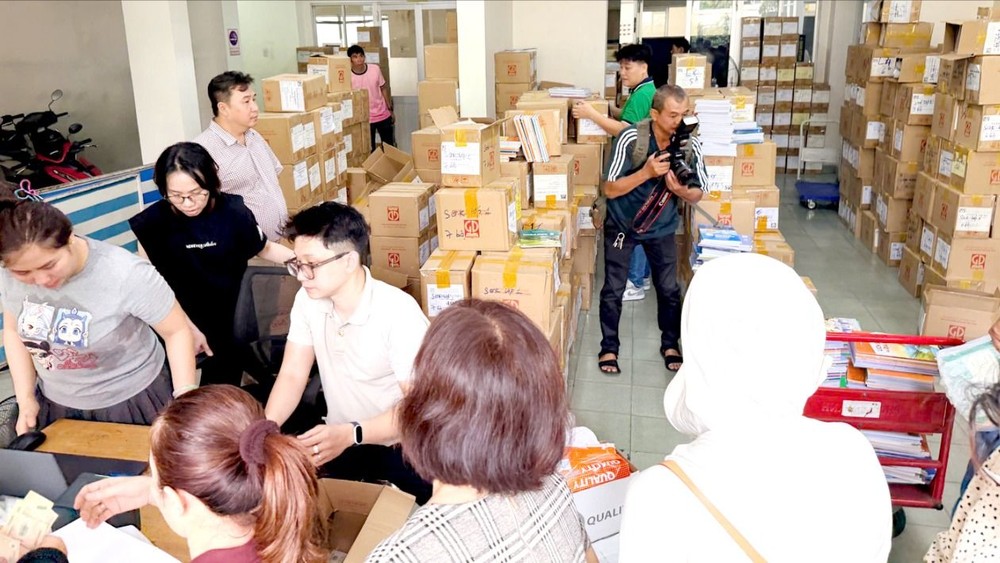 Phụ huynh mua SGK tại trụ sở Nhà xuất bản Giáo dục Việt Nam tại TPHCM (phường Chợ Quán) trong sáng 20-8. Ảnh: HOÀNG HÙNG K6AAAA.jpg
