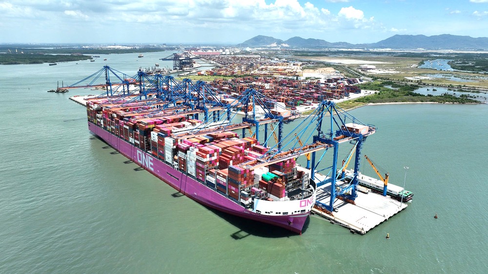 Tàu container cập cảng Gemalink, phường Tân Phước, TPHCM. ẢNH: THÀNH HUY V3g.jpg