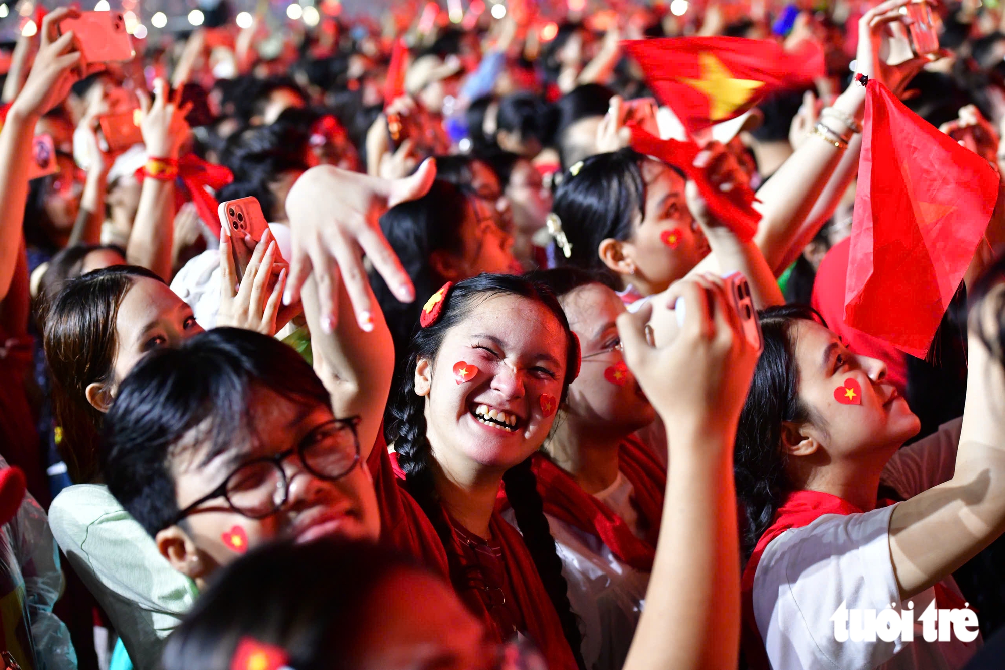 Mưa lớn không ngăn được 40.000 khán giả: 'Tổ quốc trong tim' bắt đầu dưới rợp trời cờ đỏ - Ảnh 5.