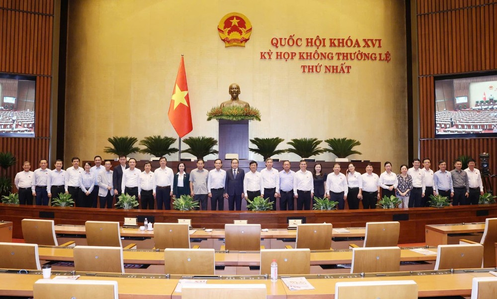 Chủ tịch Quốc hội Trần Thanh Mẫn và Bí thư Thành ủy TPHCM Trần Lưu Quang cùng các đại biểu Quốc hội đoàn TPHCM tại Hội trường Diên Hồng, sáng 24-8. Ảnh: QUANG PHÚC luatdothi2.jpg