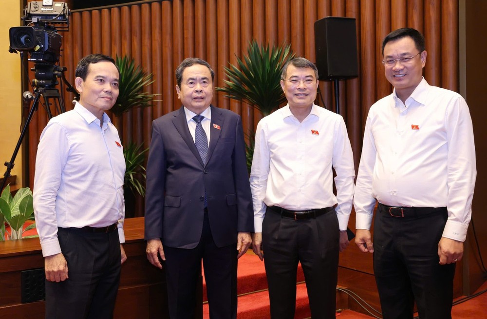 Thủ tướng Lê Minh Hưng trao đổi với Chủ tịch Quốc hội Trần Thanh Mẫn và Bí thư Thành ủy TPHCM Trần Lưu Quang, Bí thư Thành ủy Đà Nẵng Lê Ngọc Quang tại Hội trường Diên Hồng, sáng 24-8. Ảnh: QUANG PHÚC luatdothi4.jpg