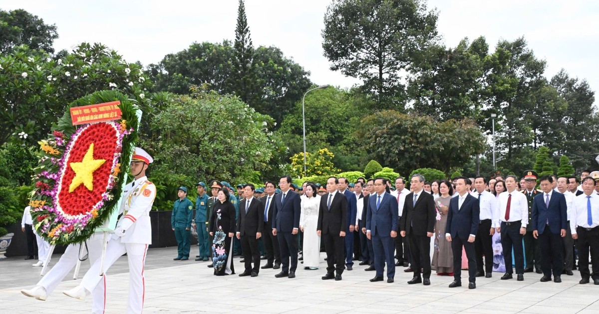 Bí thư Thành ủy TPHCM Trần Lưu Quang và đoàn đại biểu dâng hương tưởng nhớ Anh hùng liệt sĩ
