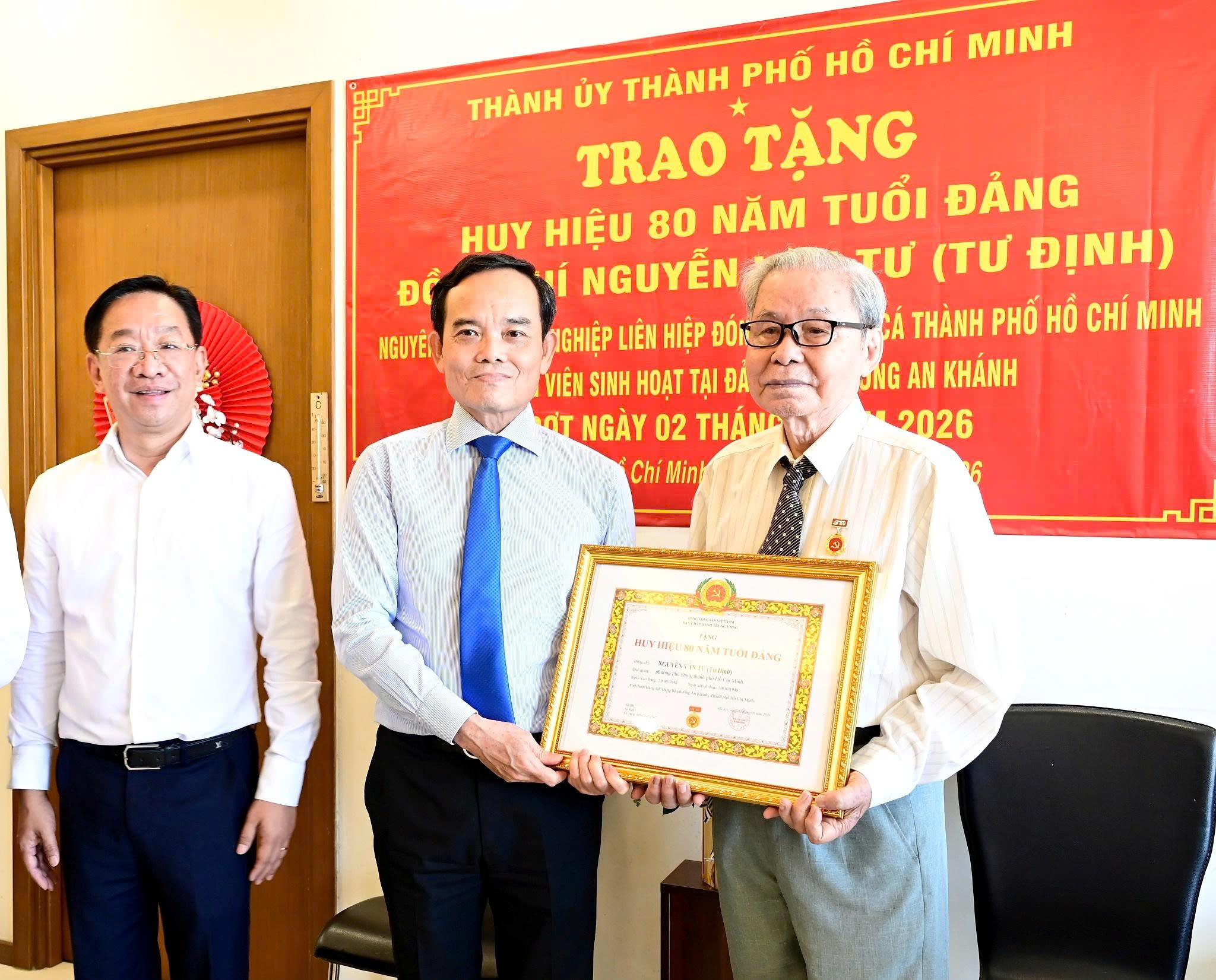 Bí thư Thành ủy TP.HCM Trần Lưu Quang trao Huy hiệu 80 năm tuổi Đảng đến 2 đảng viên cao niên - Ảnh 2.