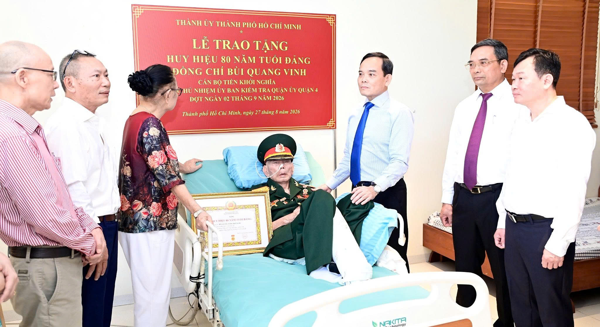 Bí thư Thành ủy TP.HCM Trần Lưu Quang trao Huy hiệu 80 năm tuổi Đảng đến 2 đảng viên cao niên - Ảnh 1.
