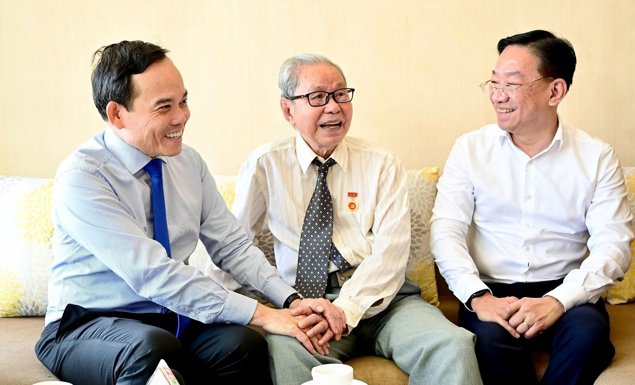 Bí thư Thành ủy TP.HCM Trần Lưu Quang trao Huy hiệu 80 năm tuổi Đảng đến 2 đảng viên cao niên - Ảnh 3.