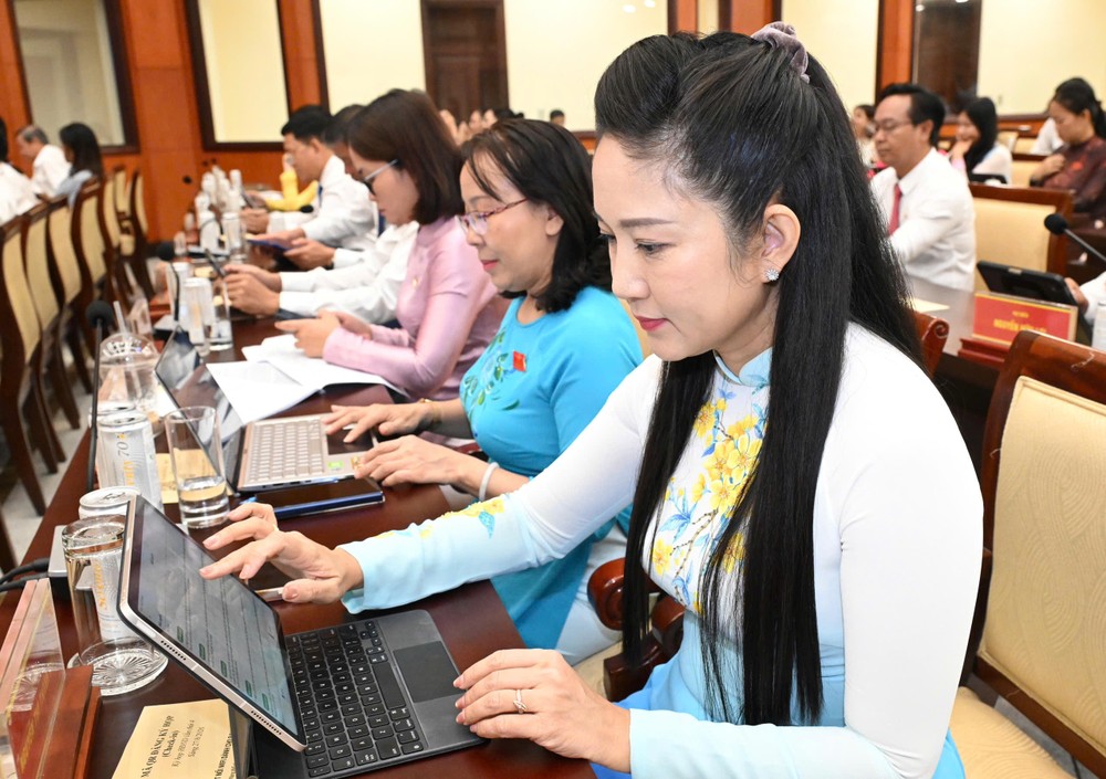 Các đại biểu bấm nút thông qua các dự thảo nghị quyết. Ảnh: VIỆT DŨNG 1787808074992_5842312963394305847_5842312963394305847_655a7a0de49c586daac9da5a86316381.jpg
