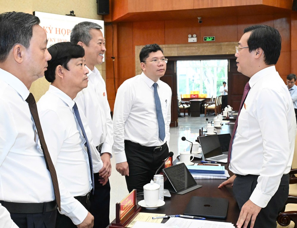 Phó Bí thư Thường trực Thành ủy TPHCM Lê Quốc Phong trao đổi cùng các đại biểu. Ảnh: VIỆT DŨNG 1787809678951_3653166213865771855_3653166213865771855_d866af6bbdbfc0f7272c8826276a9ca8.jpg