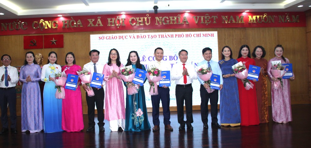 Sở GD-ĐT TPHCM trao các quyết định điều động, bổ nhiệm viên chức quản lý đối với các phòng, ban trực thuộc Sở GD-ĐT và hiệu trưởng các đơn vị trường học