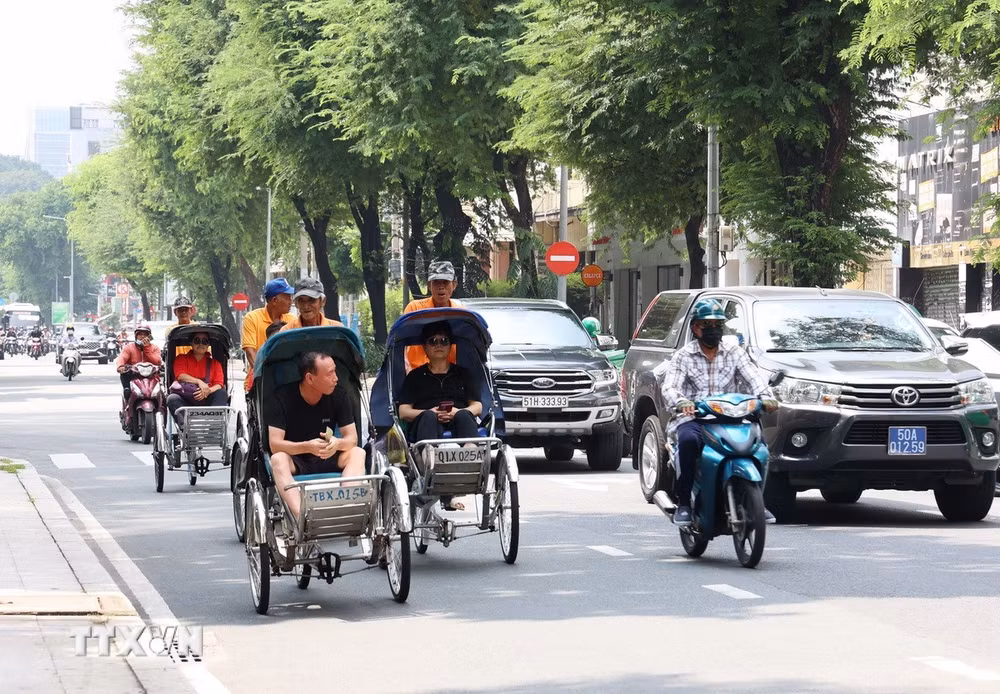 Khách quốc tế tham quan trung tâm Thành phố Hồ Chí Minh. (Ảnh: Hồng Đạt/TTXVN) ttxvn-1110-du-lich-thanh-pho-ho-chi-minh-2.jpg