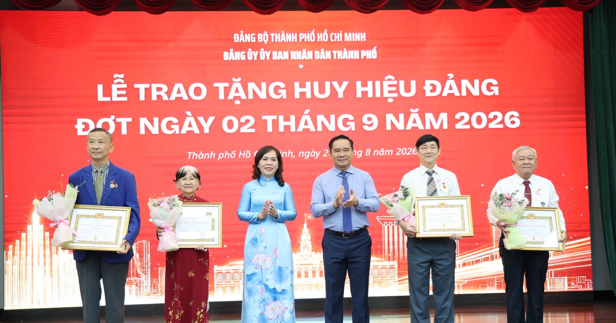 Trao Huy hiệu Đảng đợt 2-9 đến 165 đảng viên Đảng bộ UBND TPHCM