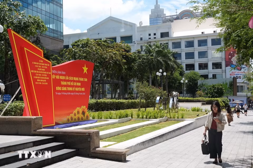 Khu vực triển lãm ảnh chào mừng kỷ niệm 81 năm Cách mạng Tháng Tám thành công (19/8/1945 - 19/8/2026) và Quốc khánh nước Cộng hòa Xã hội Chủ nghĩa Việt Nam (2/9/1945-2/9/2026) tại công viên Chi Lăng, đường Đồng Khởi (phường Sài Gòn, TP Hồ Chí Minh). (Ảnh: Anh Tuấn/TTXVN)