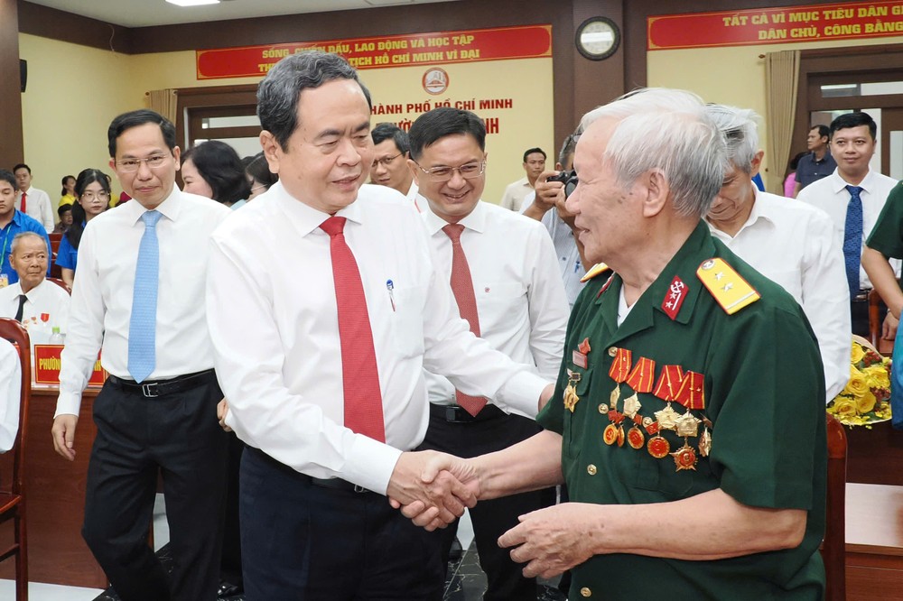 Chủ tịch Quốc hội Trần Thanh Mẫn thăm hỏi các đồng chí đảng viên cao niên. Ảnh: HOÀNG HÙNG 2aoboqusf0te1fphrmjkuzokkrtap58wazf5doco6.jpg