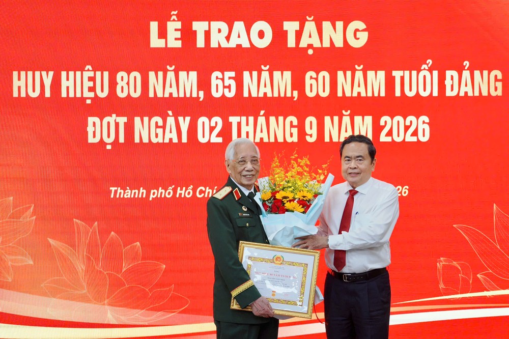 Chủ tịch Quốc hội Trần Thanh Mẫn trao Huy hiệu 80 năm tuổi Đảng đến Trung tướng Nguyễn Văn Thái. Ảnh: HOÀNG HÙNG 2aoboqusf1eqooeaclv0cinr3eykjthy4offtdlw14.jpg