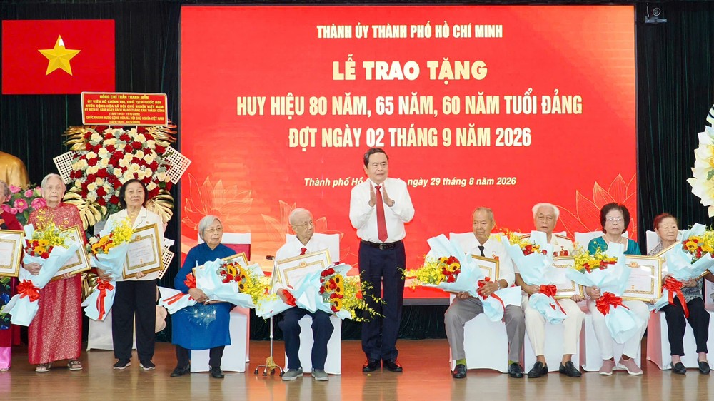 Chủ tịch Quốc hội Trần Thanh Mẫn trao Huy hiệu 65, 60 năm tuổi Đảng đến các đồng chí đảng viên. Ảnh: HOÀNG HÙNG 2aoboqusf1f0wqhqwguqf7adki2cdjsnm5mbwfbg22.jpg