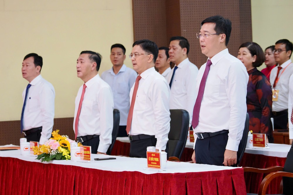 Đồng chí Lê Quốc Phong, đồng chí Nguyễn Mạnh Cường cùng các đại biểu dự lễ trao Huy hiệu Đảng. Ảnh: HOÀNG HÙNG 2aoboqusf1prxgp6e7wgp0iv1etkzqtymxdacbtc9.jpg