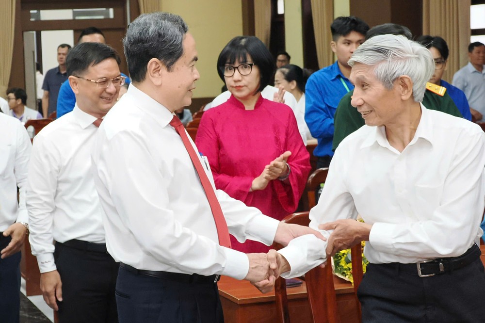 Chủ tịch Quốc hội Trần Thanh Mẫn thăm hỏi các đồng chí đảng viên cao niên. Ảnh: HOÀNG HÙNG 2aoboqusf25h78zddtgkgjutybyvlwd4zq42ezw84.jpg