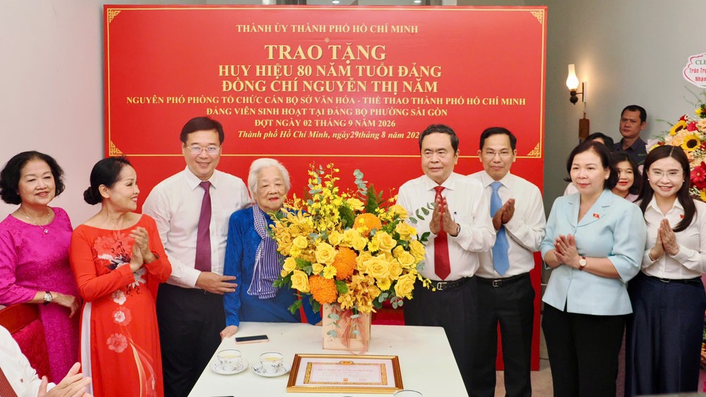 Chủ tịch Quốc hội Trần Thanh Mẫn trao Huy hiệu 80 năm tuổi Đảng đến đồng chí Nguyễn Thị Năm. Ảnh: HOÀNG HÙNG 4d87ebae-eb84-4660-bb06-98eee09d429d.jpg