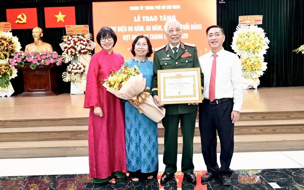 Trưởng Ban Tổ chức Thành ủy TPHCM Phạm Thành Kiên chúc mừng Trung tướng Nguyễn Văn Thái nhận Huy hiệu 80 năm tuổi Đảng. Ảnh: VĂN MINH dsc9772-2795-2881.jpeg