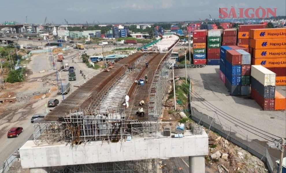 Nhân sự được tăng cường thi công xuyên lễ tại công trường dự án đường Vành đai 3 TPHCM. Ảnh: XUÂN TRUNG 1788077183595_2441127879693897232_2441127879693897232_74664c7f22edbf8b391e5d180177c669.jpg