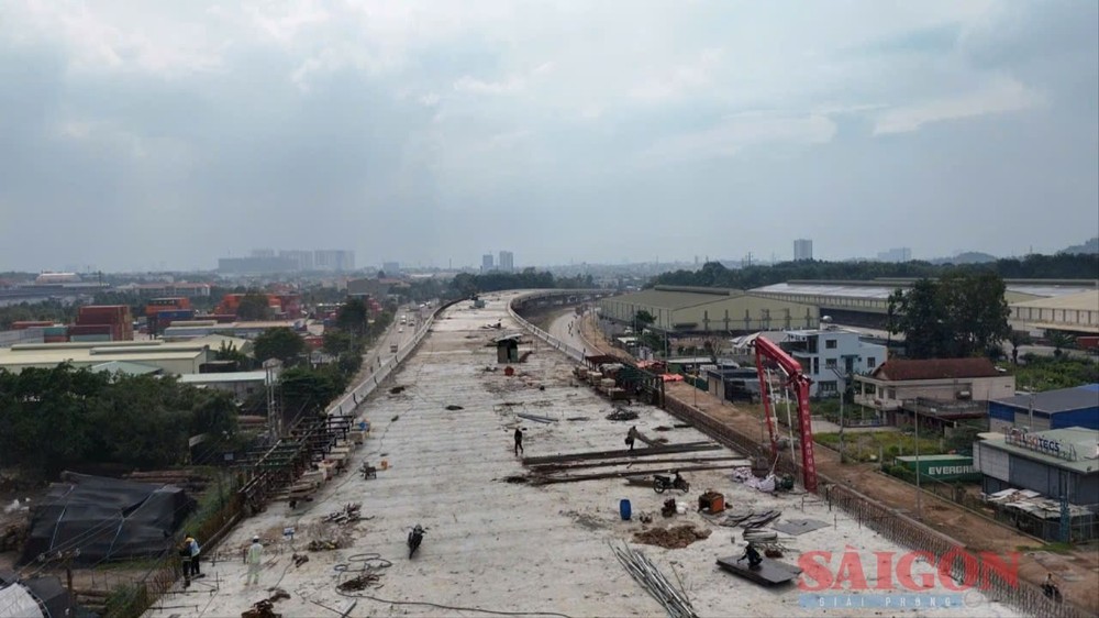 Nhân công làm việc tại nút giao Tân Vạn trong ngày nghỉ lễ. Ảnh: XUÂN TRUNG 1788077185656_2441127879693897232_2441127879693897232_28e23c2ca89f22ba21f668d6a1ae39b2.jpg