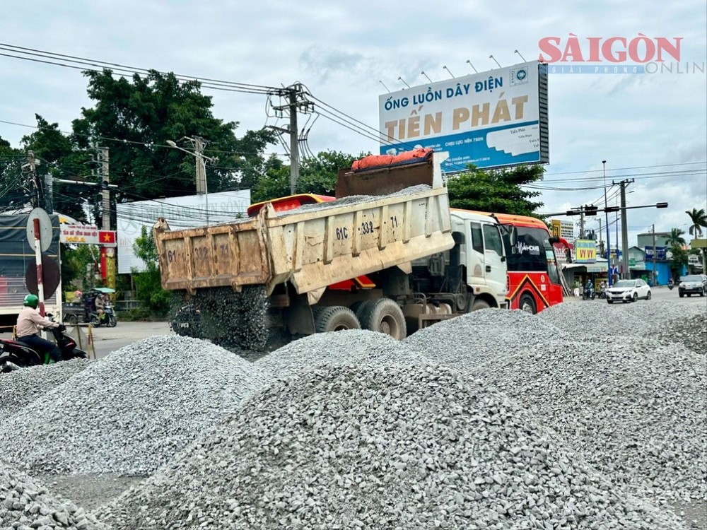 Phương tiện chở vật liệu thi công dự án mở rộng quốc lộ 13, đoạn qua địa bàn phường Bình Hòa (TPHCM). Ảnh: XUÂN TRUNG 1788083363633_1496184984391325747_2441127879693897232_b1aa27d1bc02af99e8438589478630f0.jpg